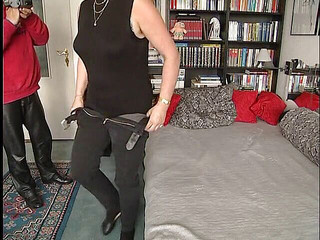 Lucky Wankerz: Rothaarige oma masturbiert, bevor sie schwanz lutscht