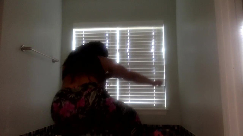 Veronikka Fierce: Amateur zwarte milf met grote tieten danst voor jou