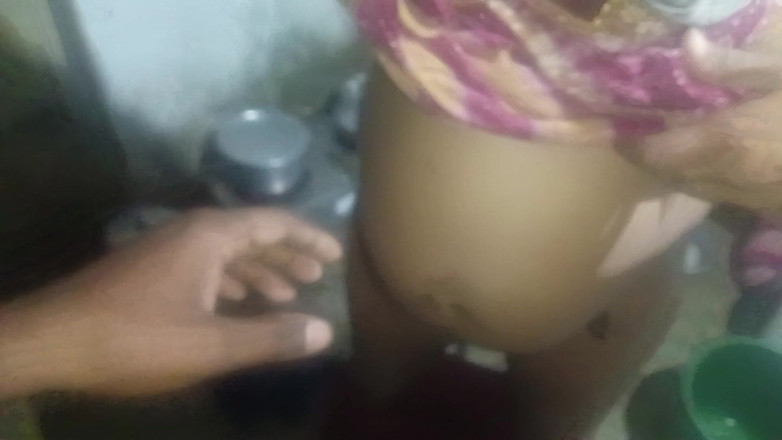 Bhabhi UP: Vzala ho do pusy a řekla: "Dej to dolů."