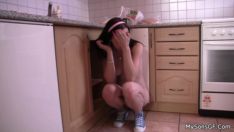 My Sons GF: Stiefvader repareert sanitair, maar op een speciale manier