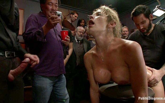 Public Disgrace by Kink: Тяжкая тяжкая игрушка уничтожена
