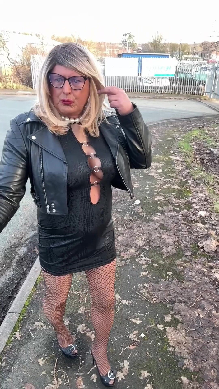 Kellycd2022: 흑인 드레스 탄 팬티 스타킹과 망사 스타킹을 입은 섹시한 크로스드레서 Kellycd20222