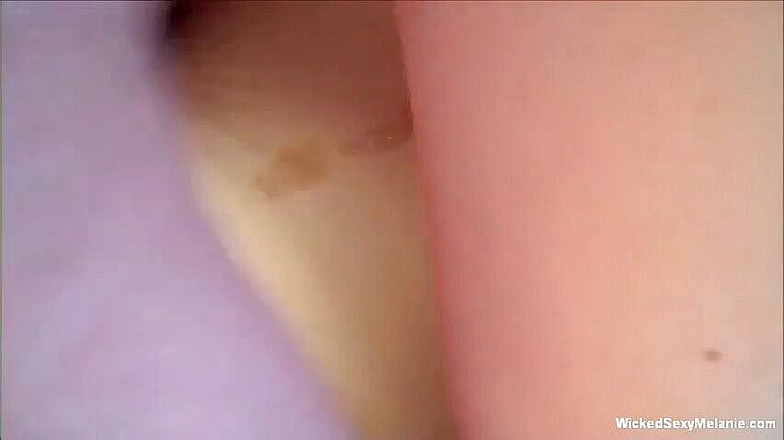 Wicked Sexy Melanie: Dewasa semok mengisap kontol dan disetubuhi pada saat yang sama