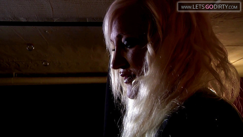 French X: O fată blondă îl leagă pe iubit, apoi savurează masajul picioarelor