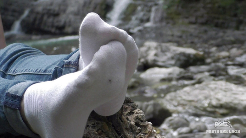Mistress Legs: Škádlení nohou v bílých ponožkách u vodopádu