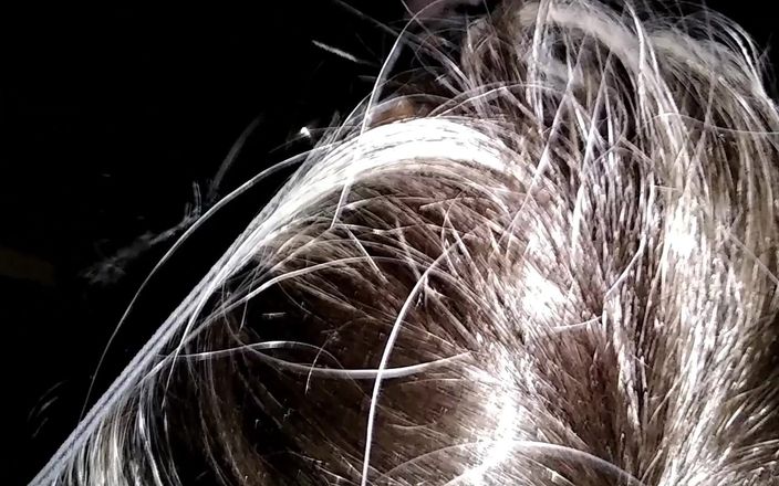 Sexsicouple: साझा रंडी पत्नी दोस्तों के साथ ग्लोरीहोल केबिन में मजा ले रही है