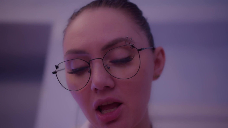 Allyakinn: 女子高生のアレクサが男をストラップでつないでいます。