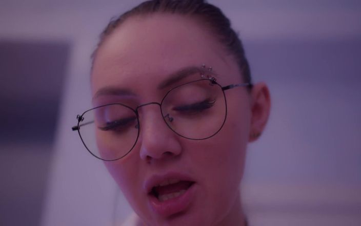 Allyakinn: Школьница Alexa страпонит мужика.