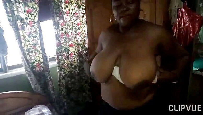 Londiq girls: Lady Sharon exhibe ses gros seins et sa grosse chatte