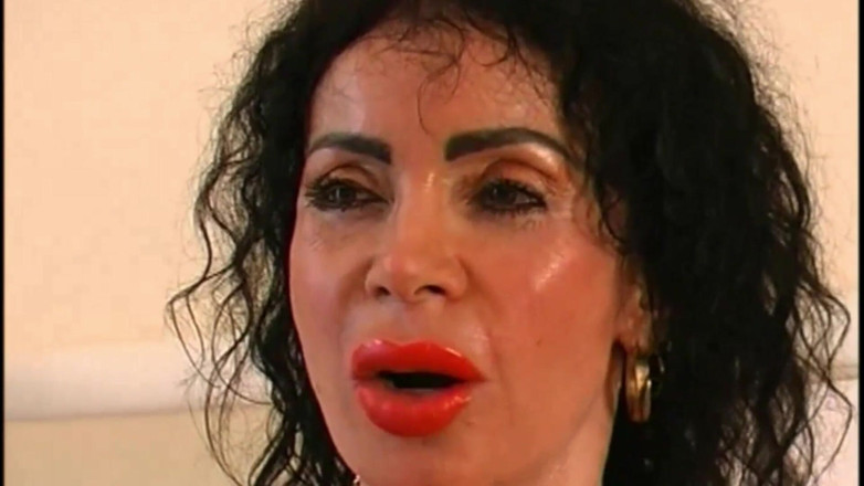 My real dirty life: Questa MILF Troia Ci Mostra Il Culo E Si Masturba...