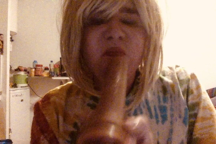 BifloXXX: BifloXXX crossdresser sucks and deepthroat dildo