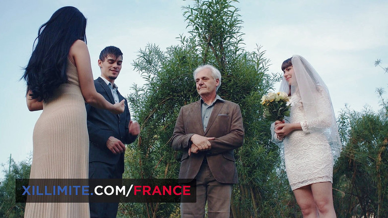 Made In France: हॉट स्ट्रिपर को तीन लोगों वाली चुदाई के लिए आमंत्रित किया जाता है