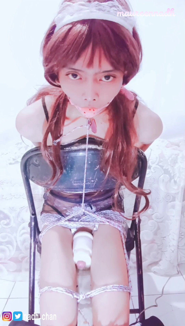 MaureenNadh: Азіатська сіссі зв'язана спермою з вібратором