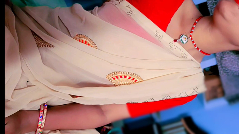 Rakul008: 热辣的印度阿姨口交和打手枪射精特写：在厚厚的多肉鸡巴粘稠的射精上缓慢口交