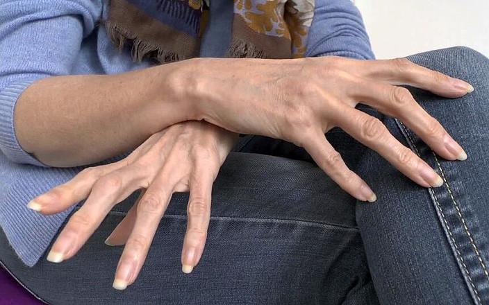 Lady Victoria Valente: Unghie lunghe naturali