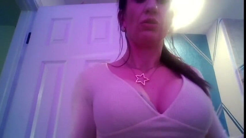 Zoey Portland: Fată excitată își freacă pizda când bărbații nu se uită