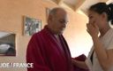 La France a Poil: Bătrânul pervers excitat îi cere asistentei sale asiatice să se fută