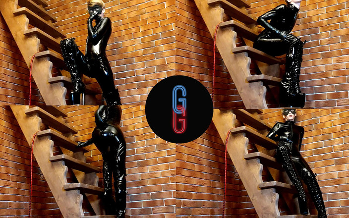 Night Games: लेटेक्स सूट में लड़की कैमरे के लिए पोज दे रही है