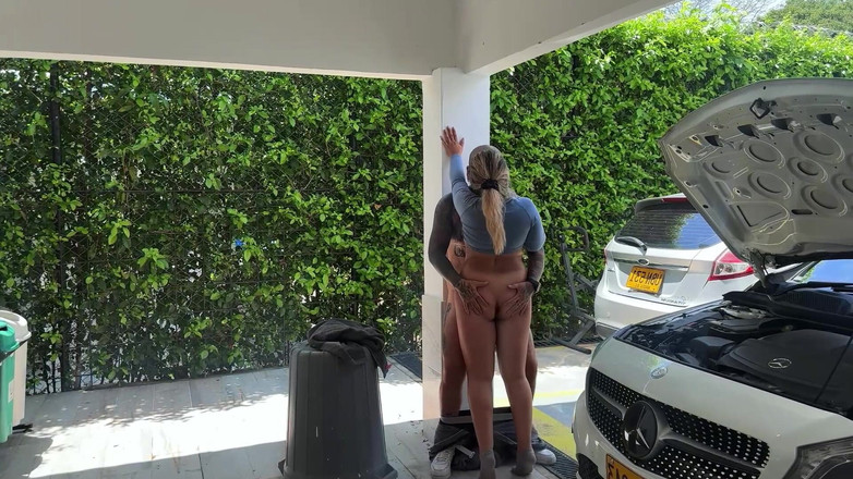 Juliana Rose: 내 차가 고장났고 그는 정비사를 대가로 내 보지를 먹었습니다