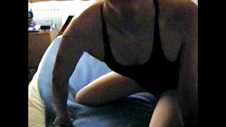 Mark Hannes: Ibu tiri lagi asik masturbasi pakai baju renang