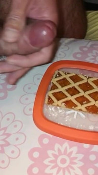 Cums on the tart to eat for breakfast