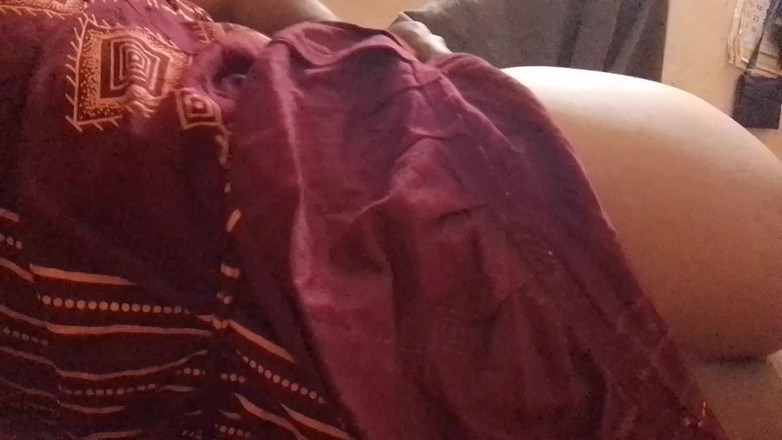 LEGSCOUPLE12: 马来亚家庭主妇被丈夫按摩和刺激