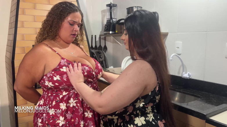 Melon Juggler: Las lecheros latinas Analua grandota y Julia Leite