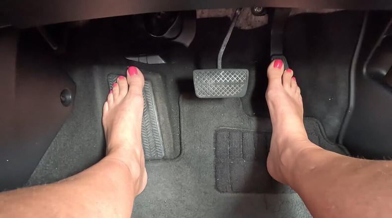 Emma Voyeur: 裸足で運転する女の子