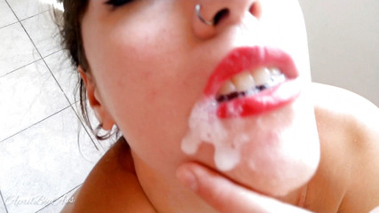 April BigAss: Głębokie gardło dzień dobry, połykanie spermy!!