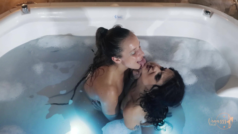 Venusss fetish: Venusss и Mia целуются в ванне