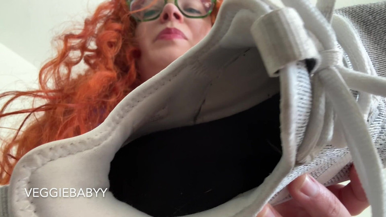 Veggiebabyy: Manipulační zlý dívka tě nutí cítit její páchnoucí tenisky