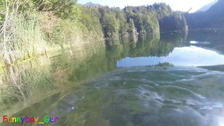 Funnyboy-Ger: 非常热的水下在山上梦幻般的湖里撸管，在水中射精。