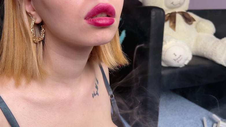 Eva Deva: Il fetish del fumo. io fumo, ti piace