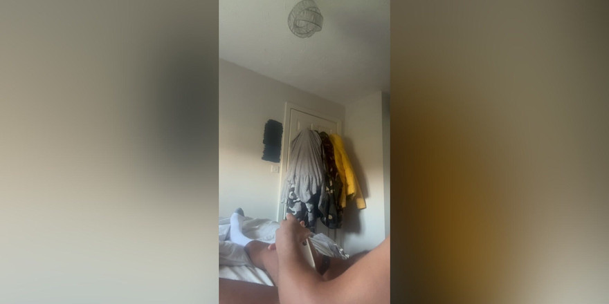 Kadu: La machine à pipes me fait gémir jusqu’à l’orgasme