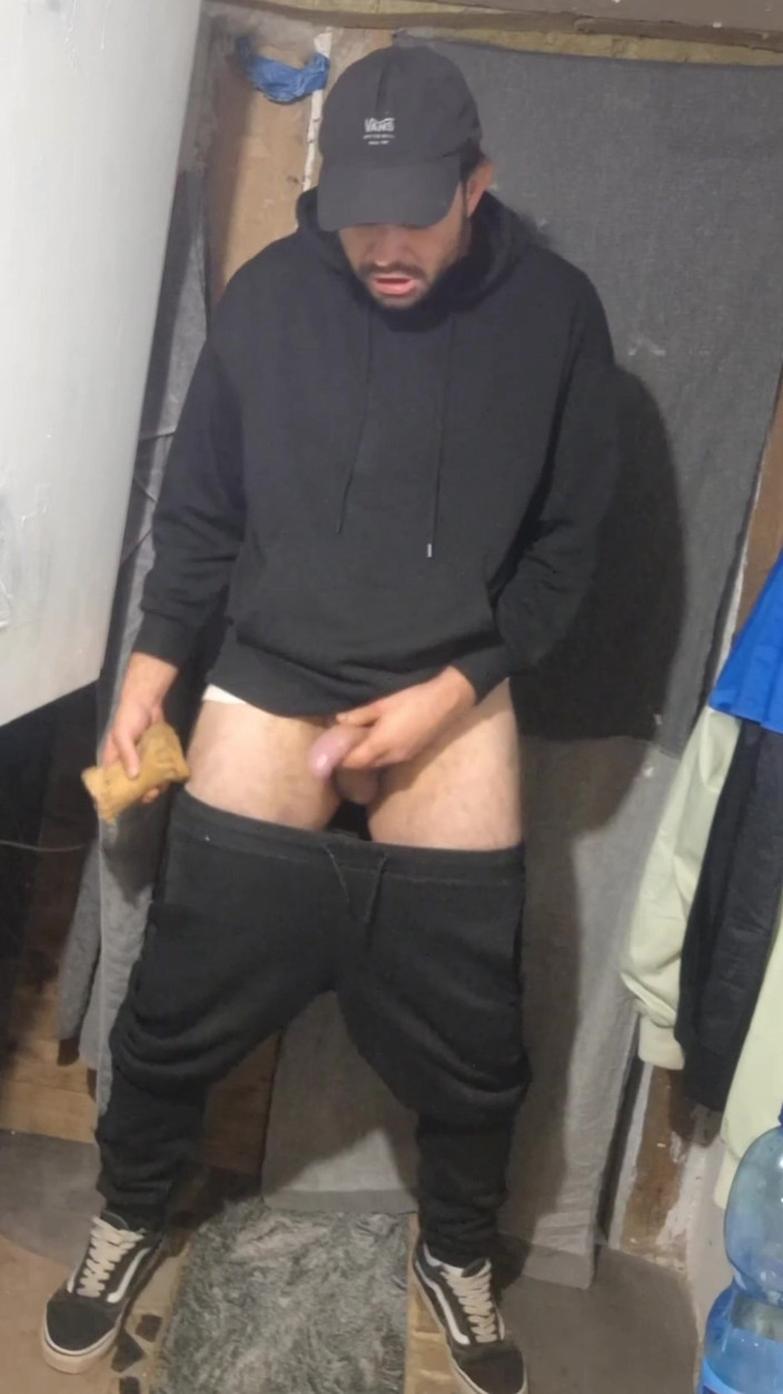 jerkofflover: परित्यक्त इमारत में स्केटर स्खलन