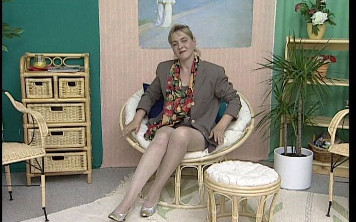 YOUR FIRST PORN: Olgun caroline bakımlı amcığı seviyor