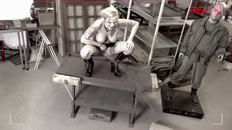 MMV German Kink: Chcaní MILF s tetováním, velkým zadkem, velkými prsy a v...