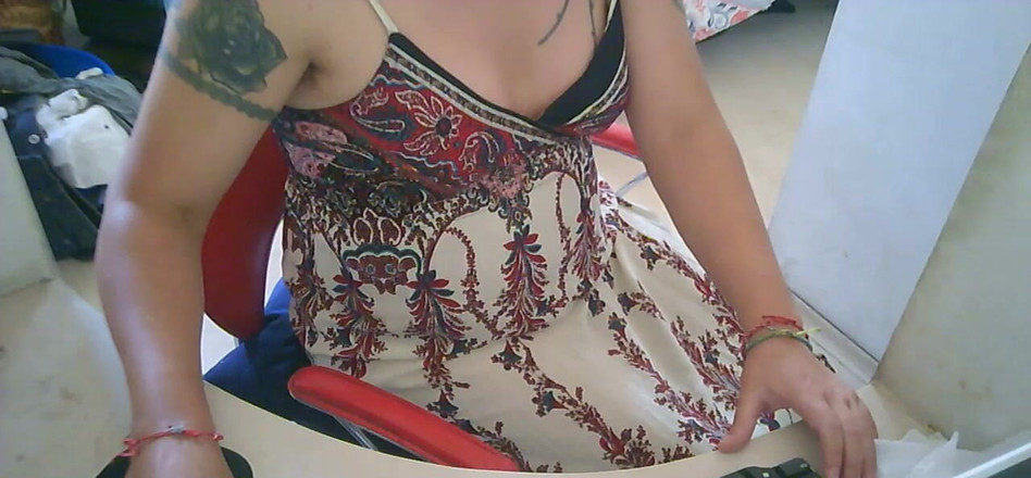 Nikki Montero: Nikki Montero poartă o rochie frumoasă