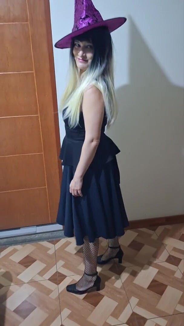 Agnes Swallow: Phù thủy nhỏ đi tiểu và liếm nước tiểu của cô ấy