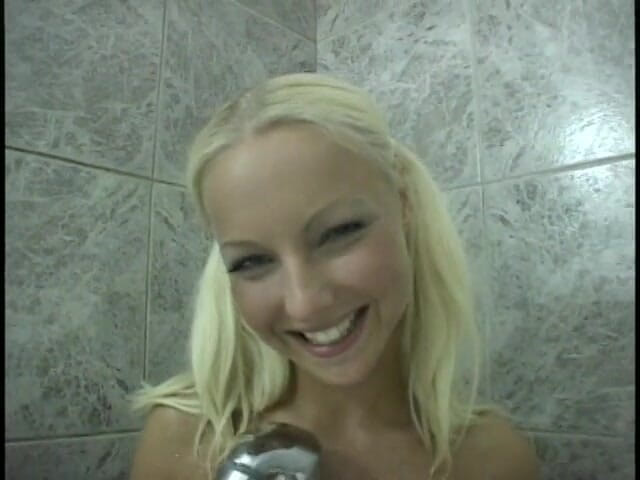 Outdoor pervs: Hot blonde with fit body takes a shower