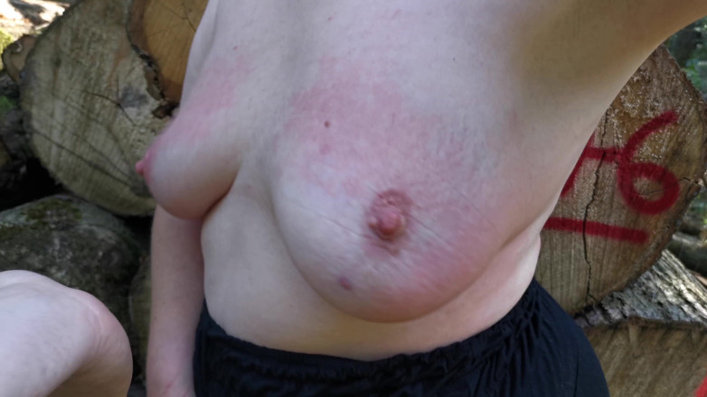 Bouncy Tits Action: Titten im schwarzen kleid - klatschen im freien