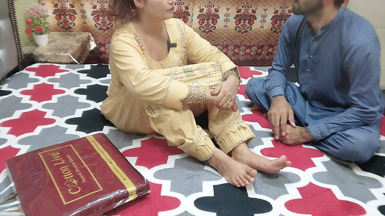 Gullnazkhan: 印度德西妻子发现她的丈夫给她戴绿帽，现在她被丈夫的朋友性交 清晰印地语音频