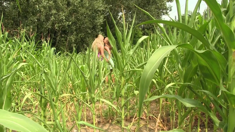 Get Your Fix: Open corn field lesbická fantasy akce