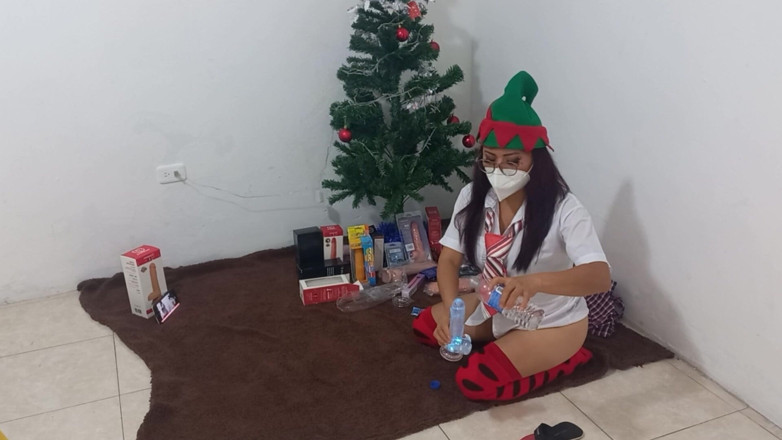 Martin13: Estudante sexy recebe seus presentes de Natal !! Ela se masturba...