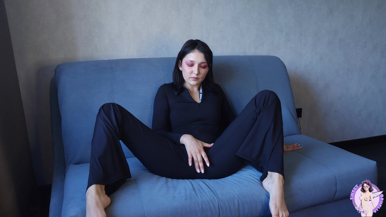 Sweet Ophelia: Une étudiante se déshabille de façon séduisante devant la caméra, se...