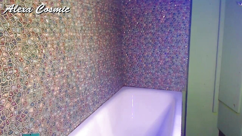 Alexa Cosmic: 青いポロシャツとズボンでシャワーを浴びてびしょ濡れのTgirl。ウェットルックブルーのポロシャツとパンツ。