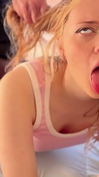 จับได้ว่าลูกพี่ลูกน้องสาวช่วยตัวเอง: ช่วยควยแห้งและขย่ม
