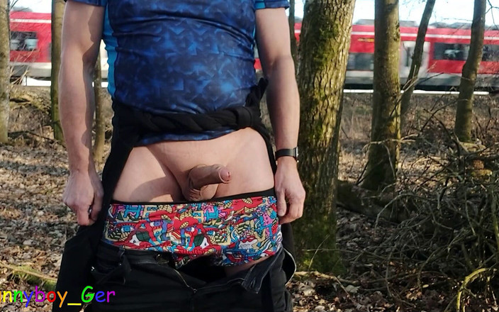 Funnyboy-Ger: Vlak přijíždí, a já si honím v lese vedle železnice, zatímco...