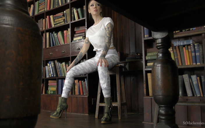 St Mackenzie's: Fräulein nixx; Sie weiß, dass du auf sie guckt