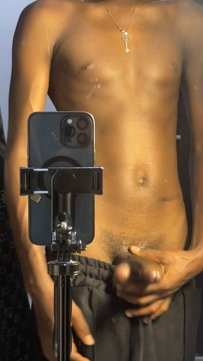 Aded-Toxic: Il giovane gay magro mostra un grosso cazzo